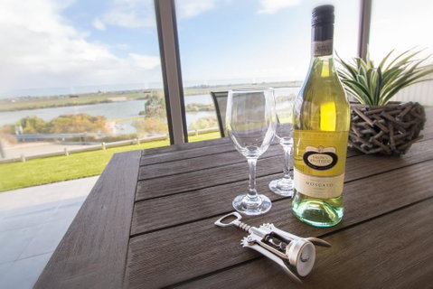 Serenity And Sweeping Murray River Views - Pubs and Clubs 2