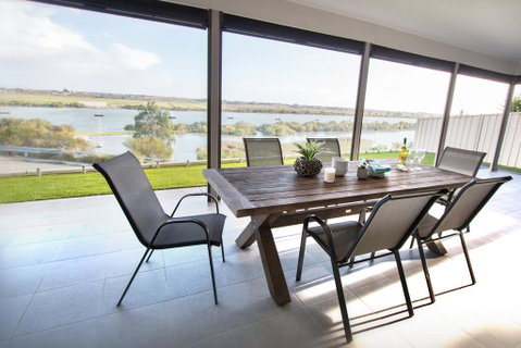 Serenity And Sweeping Murray River Views - Pubs and Clubs 1