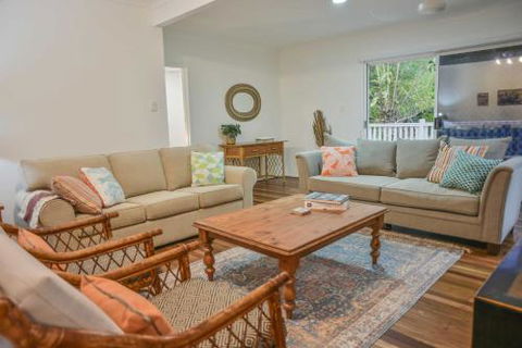 Currimundi Beach House - 1min To Currimundi Lake & Beach - Go Out 1
