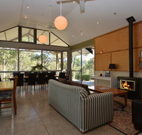 Elfin Hill Vineyard Accommodation - Pubs and Clubs