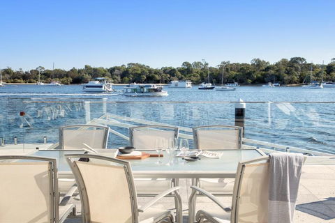 Affordable Riverfront, Pool, Private Pontoon - Pubs and Clubs 2