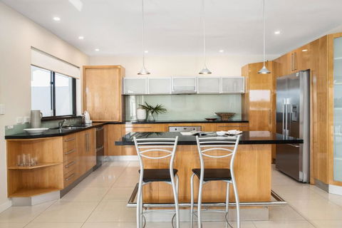 Affordable Riverfront, Pool, Private Pontoon - Pubs and Clubs 3