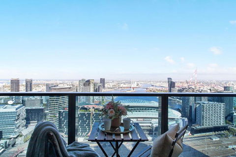 A Modern 2BR Apt With Harbour Views FREE Parking - Pubs and Clubs 1