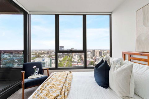 A Modern & Cozy 2BR Apartment With City Views - Pubs and Clubs 1
