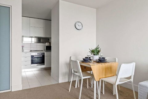 A Modern & Cozy 2BR Apartment With City Views - Pubs and Clubs 3