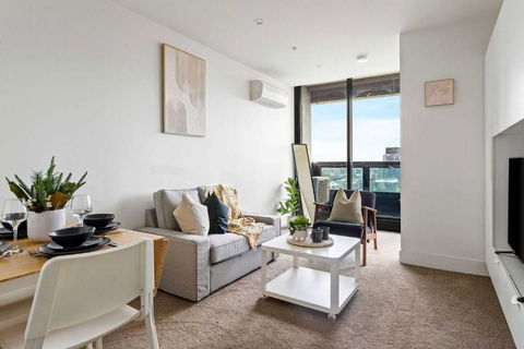 A Modern & Cozy 2BR Apartment With City Views - Pubs and Clubs 0