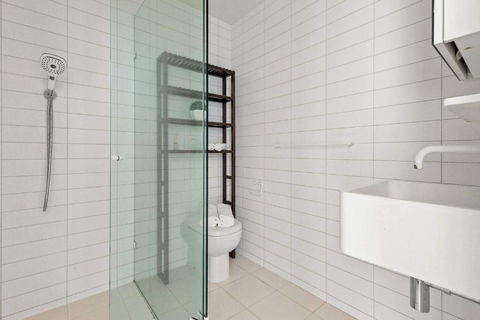 A Modern & Cozy 2BR Apartment With City Views - Pubs and Clubs 4