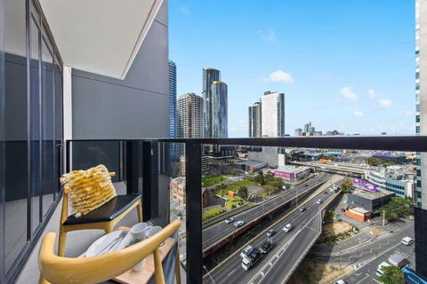 A Modern & Spacious 2BR Apt City Views Southbank - Pubs and Clubs 1