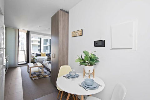 A Modern Studio Right Next To Southern Cross - Pubs and Clubs 3