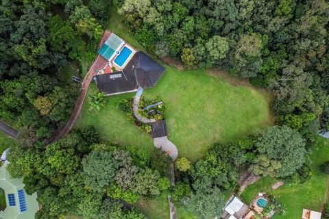 A Piece Of Tropical Paradise-Near Crystal Cascades - Pubs and Clubs 2