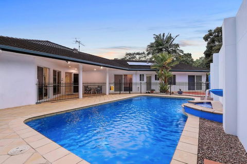 A Piece Of Tropical Paradise-Near Crystal Cascades - Pubs and Clubs 3