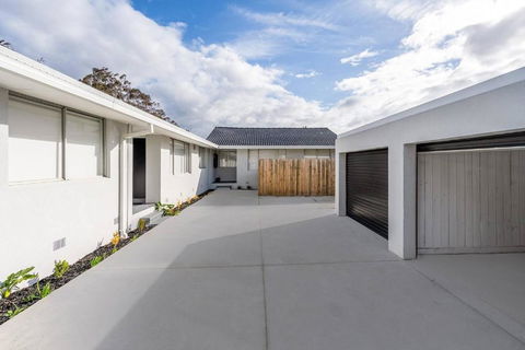 A Private Hideaway With Large Backyard And CarParks - Pubs and Clubs 4