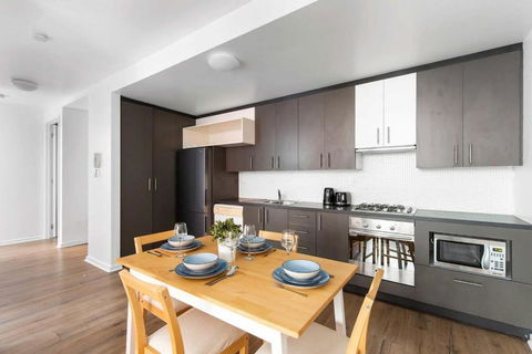 A Spacious 2BR Apt With A Courtyard & FREE Parking - Pubs and Clubs 3