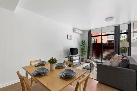 A Spacious 2BR Apt With A Courtyard & FREE Parking - Pubs and Clubs 4