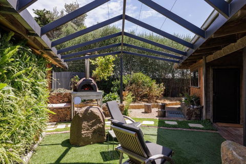 A Stylish And Unique Retreat At Surf Beach - Pubs and Clubs 0