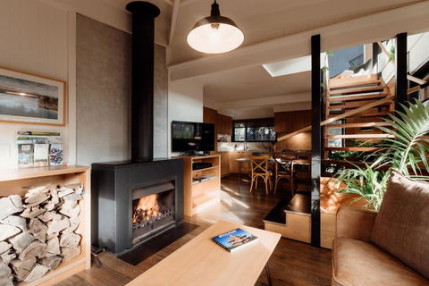 A Stylish And Unique Retreat At Surf Beach - Pubs and Clubs 2