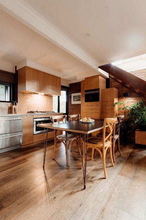A Stylish And Unique Retreat At Surf Beach - Pubs and Clubs 4