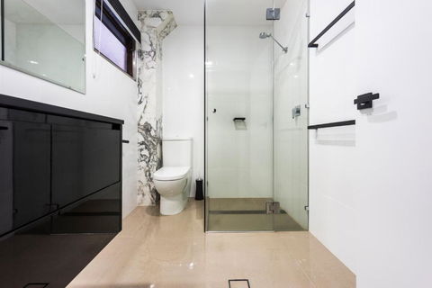 Abbey Motor Inn - Pubs and Clubs 2