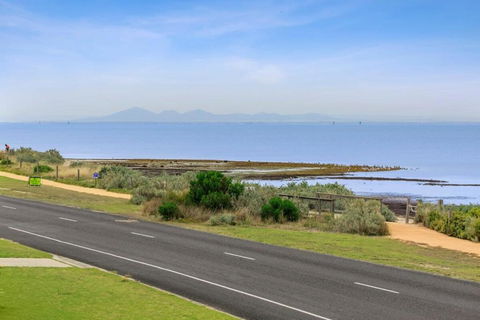 Absolute Bay Frontage With Open Fire And Spa Bath - Pubs and Clubs 2