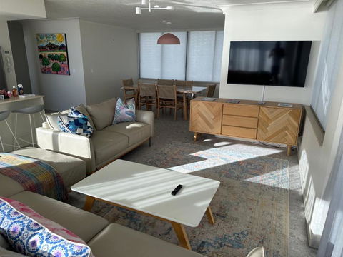 Absolute Beach Frontage Two Bedroom - Pubs and Clubs 3