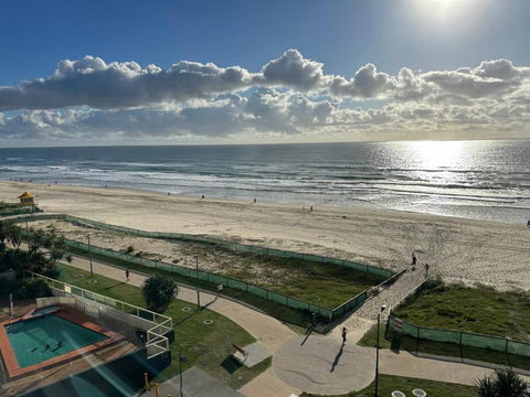 Absolute Beach Frontage Two Bedroom - Pubs and Clubs 2