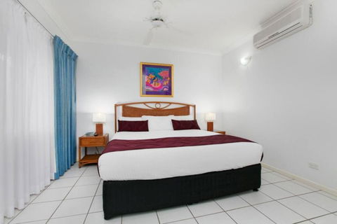 Absolute Beachfront Apartment - Pubs and Clubs 4