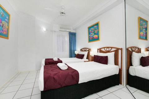 Absolute Beachfront Apartment - Pubs and Clubs 2