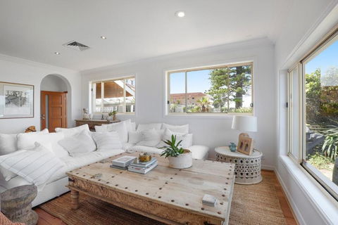 Absolute Beachfront Luxury In Narrabeen - Pubs and Clubs 4