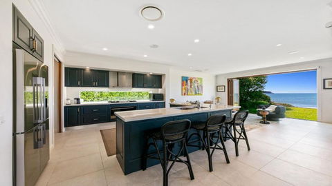 Absolute Beachfront On Stunning Pearl Beach - Pubs and Clubs 4