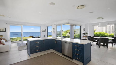 Absolute Beachfront On Stunning Pearl Beach - Pubs and Clubs 2