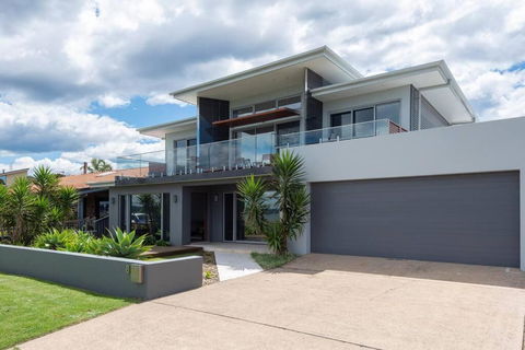 Absolute Waterfront, Amazing Views, Maloneys Beach - Pubs and Clubs 0