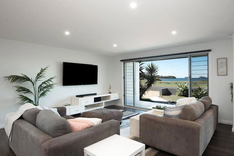 Absolute Waterfront, Amazing Views, Maloneys Beach - Pubs and Clubs 1
