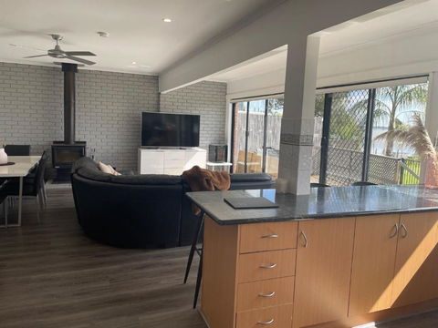 Absolute Waterfront At Woodlands - Pubs and Clubs 4