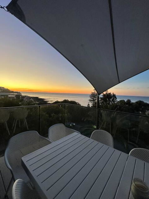 Adelaide - Upmarket Water Front Home - Pubs and Clubs 3