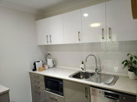 Adorable Private 2 Bedroom Guest Suite + Pool - Pubs and Clubs 1