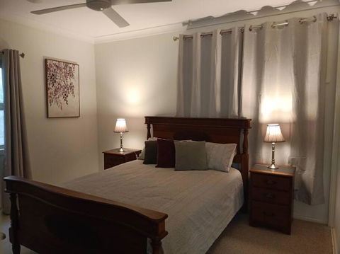 Adorable Private 2 Bedroom Guest Suite + Pool - Pubs and Clubs 3