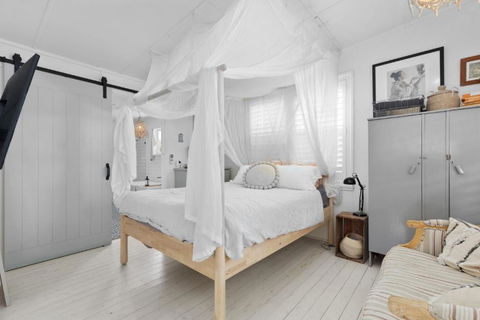 Adrift - Pet-friendly - 5 Min Walk To Bay - Rustic Charm - Pubs and Clubs 2