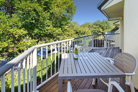 Advance Place - Pubs and Clubs 1