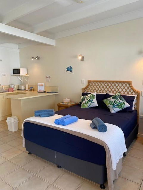 AFFORDABLE ISLAND ESCAPE! Queen Studio, Nelly Bay - Pubs and Clubs 1
