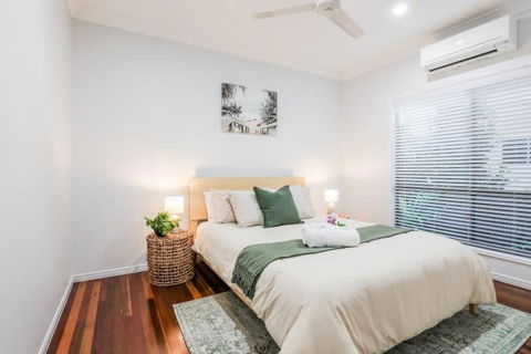 Agnes Bliss - Stunning, Centrally Located Four-Bedroom Beach House - Pubs and Clubs 3