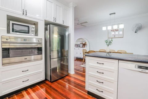 Agnes Bliss - Stunning, Centrally Located Four-Bedroom Beach House - Pubs and Clubs 4