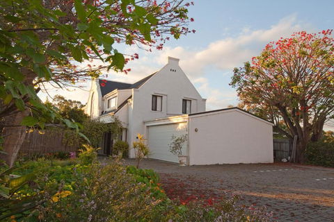 Aarn House B&B Airport Accommodation - Pubs and Clubs 3