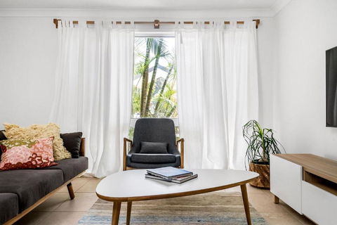 A Perfect Stay - Baby Blue - Pubs and Clubs 4