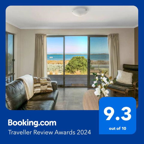 Absolute Waterfront Views And Kayaks - Pubs and Clubs 1