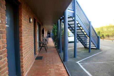 Admiral Motor Inn - Pubs and Clubs 4