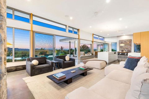 A Perfect Stay - The Springs - Pubs and Clubs 2