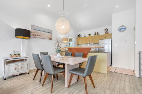 Andari Apartment 2, Sunshine Beach, Beachfront Street And Just Steps To Surf-club - Pubs and Clubs 2