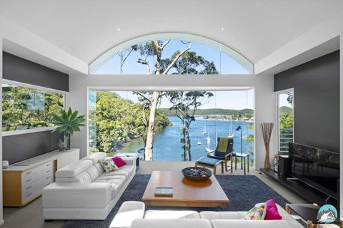 Aircabin - Daleys Point - Waterfront Retreat House - Pubs and Clubs 2
