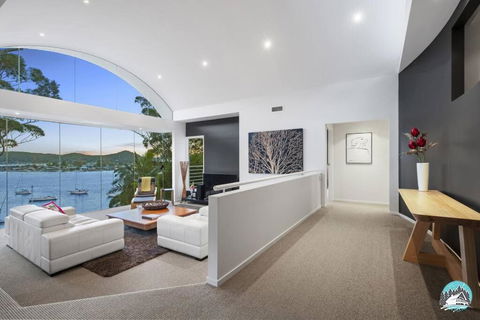 Aircabin - Daleys Point - Waterfront Retreat House - Pubs and Clubs 4