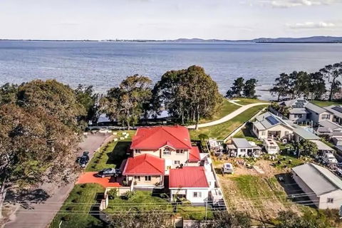 Aircabin - Tuggerawong - Lake Front - 9 Beds House - Pubs and Clubs 0